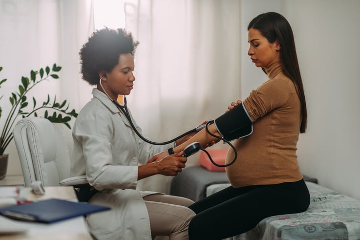 doctor with pregnant patient